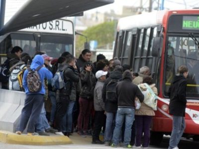 Los boletos del transporte público volverán a aumentar en junio tras una inflación récord