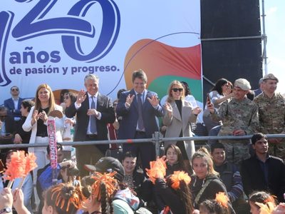 Neuquén comenzó los festejos por el 120 aniversario con un multitudinario desfile que reunió a más de 45 mil personas