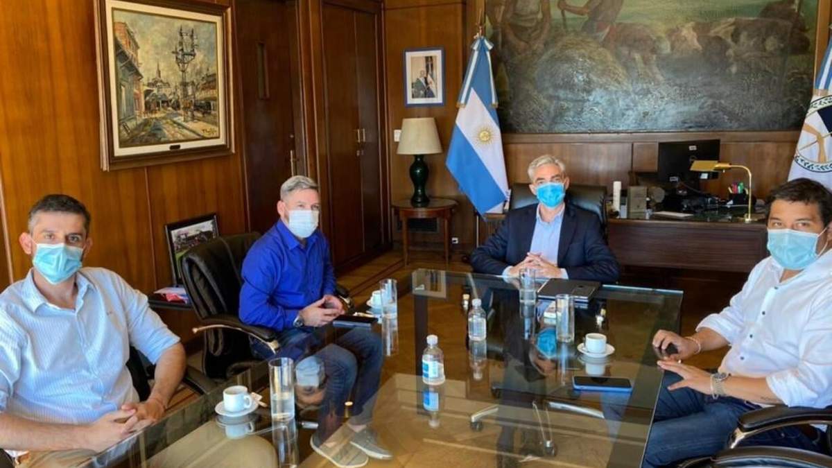 Carlos Koopmann reunido con el ministro de Transporte de la Nación, Mario Meoni. Fuente: (Twitter)