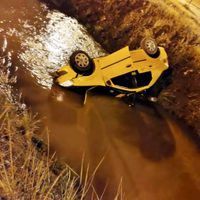 Cayó a un canal: increíble accidente de un taxi en Neuquén