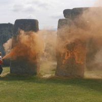 Activistas vandalizan monumento de Stonehenge con pintura naranja