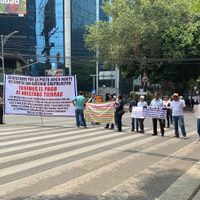 Campesinos bloquean Insurgentes para exigir el pago de sus tierras; les mandan a granaderos