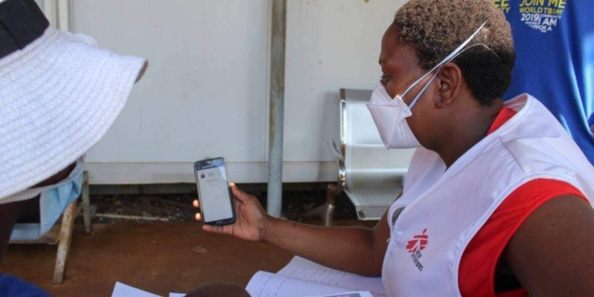 Una enfermera de MSF con una paciente en medio de la pandemia en África