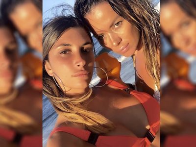 Blanquean o no: el video de Karina Jelinek a los besos con Florencia Parise