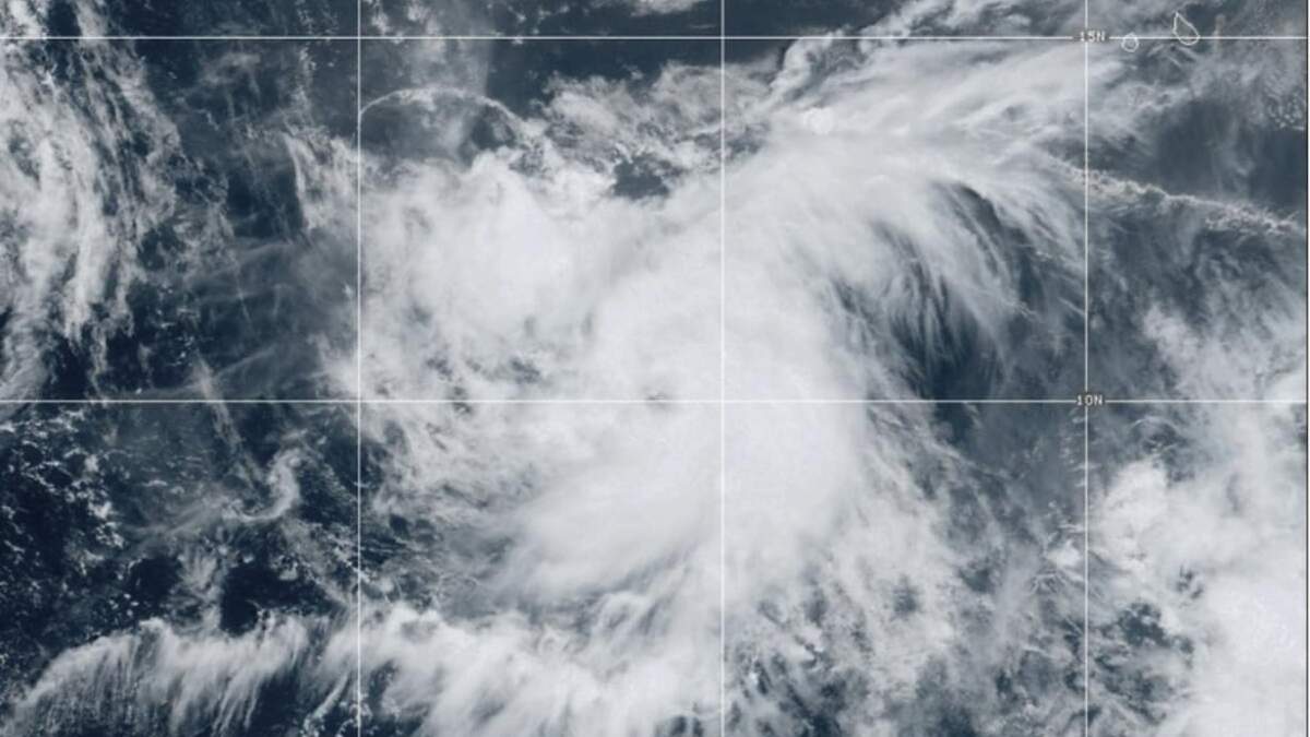 En esta imagen de satélite, proporcionada por la Oficina Nacional de Administración Oceánica y Atmosférica (NOAA, por sus siglas en inglés) se muestra la tormenta tropical Leslie