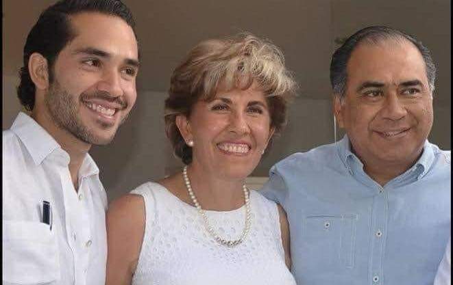 Héctor Javier Astudillo Calvo, su madre y el exgobernador de Guerrero Héctor Astudillo Flores