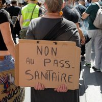 Los chalecos amarillos se unen a las protestas contra el pasaporte sanitario en Francia