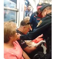 Policías arrastraron y sacaron del Metro a un hombre con todo y perro; SSC indaga (Video)