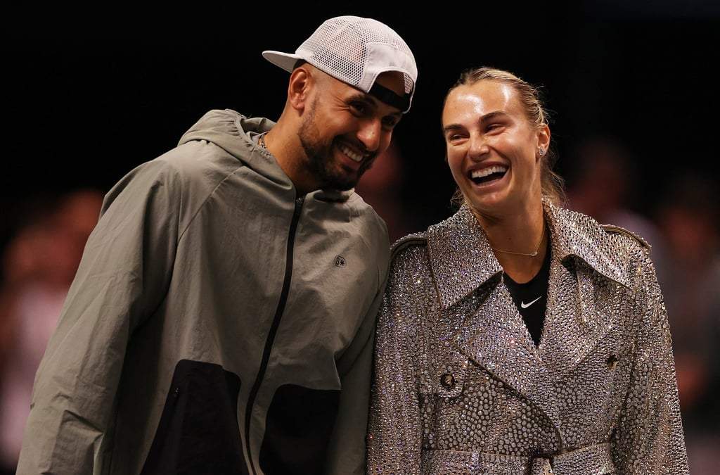 La bielorrusa Aryna Sabalenka y el australiano Nick Kyrgios ríen antes de su partido de tenis de la "Batalla de los Sexos" en Dubái, Emiratos Árabes Unidos, el domingo 28 de diciembre de 2025
