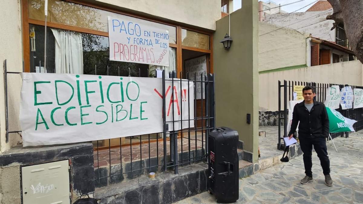 Trabajadores reclaman por un edificio más accesible. Fuente: (Javier Manzano)