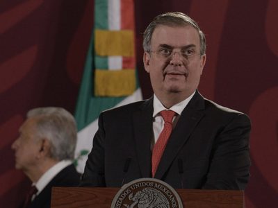 Ebrard comparte su WhatsApp "para estar comunicados"