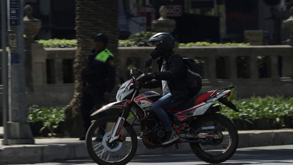 Motocliclista en Paseo de la Reforma