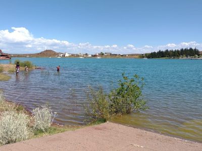 Recomiendan no bañarse en sectores de El Chocón donde hay manchones verdes