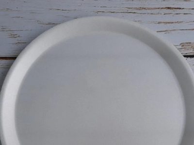 No tires el plato de telgopor de la pizza y transformalo en una bandeja resistente y elegante para tu mesa