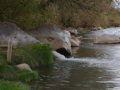 Grave denuncia ambiental en Loncopué: arrojaron líquidos cloacales sin tratamiento al río Agrio