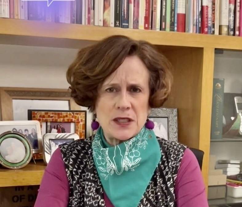 La académica publicó un video en el que dio lectura a su columna