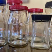 No tires los frascos de vidrio que te sobran en la cocina: creá este hermoso set vintage para decorar tu cocina