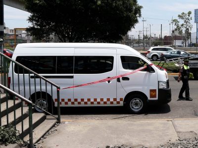 Pasajero mata a tres asaltantes de una combi en Edomex