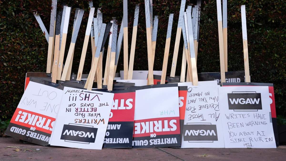 Pancartas utilizadas durante la huelga de guionistas