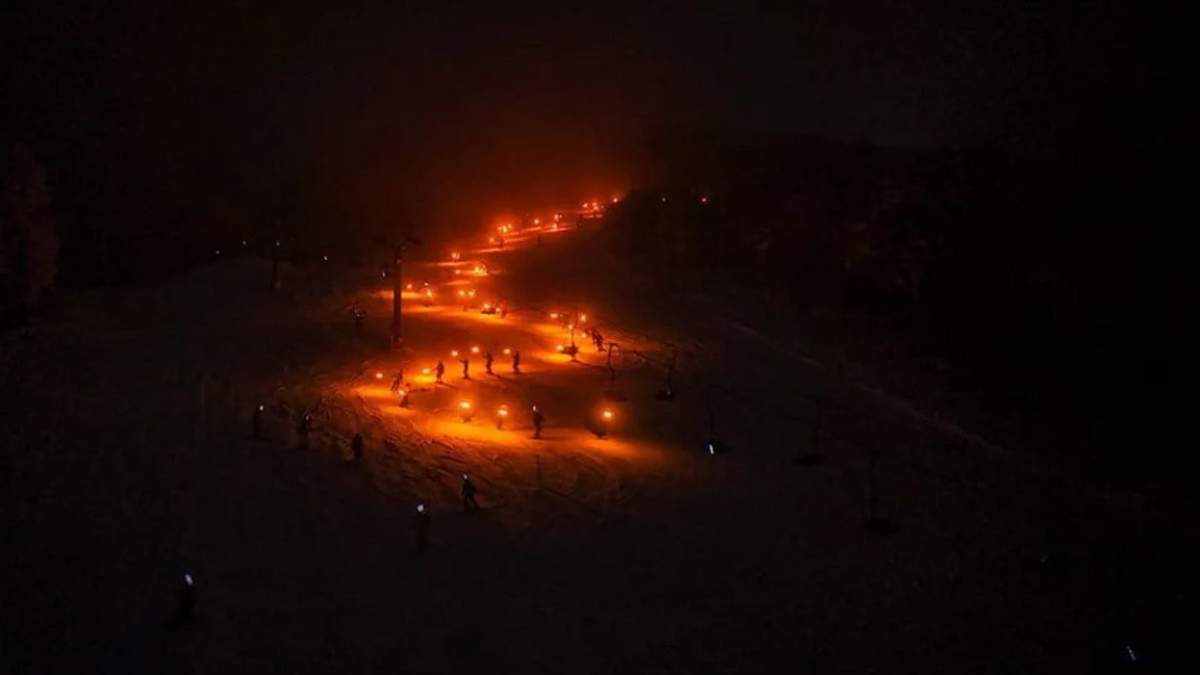La imponente bajada de antorchas en el complejo de esquí cerro Chapelco. Fuente: (Gobierno de Neuquén)