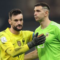De un campeón del mundo a otro: el tremendo elogio de Lloris para el Dibu Martínez