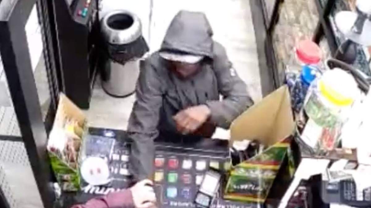 El presunto ladrón antes de recibir la golpiza