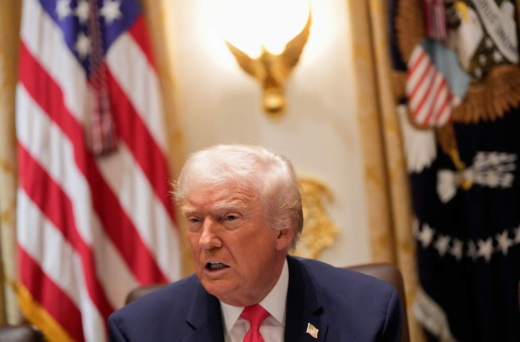 El presidente de Estados Unidos, Donald Trump, habla en una reunión de gabinete en la Casa Blanca, el martes 2 de diciembre de 2025, en Washington