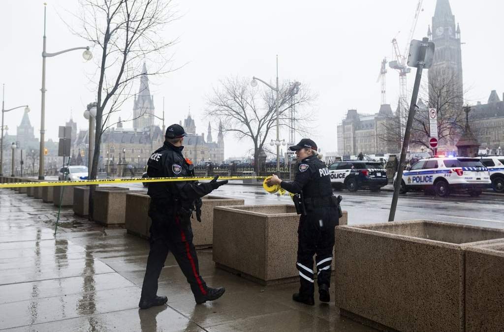 Miembros del Servicio de Policía de Ottawa aseguran la escena después de que un hombre se atrincheró en el Parlamento canadiense, Ottawa, Ontario