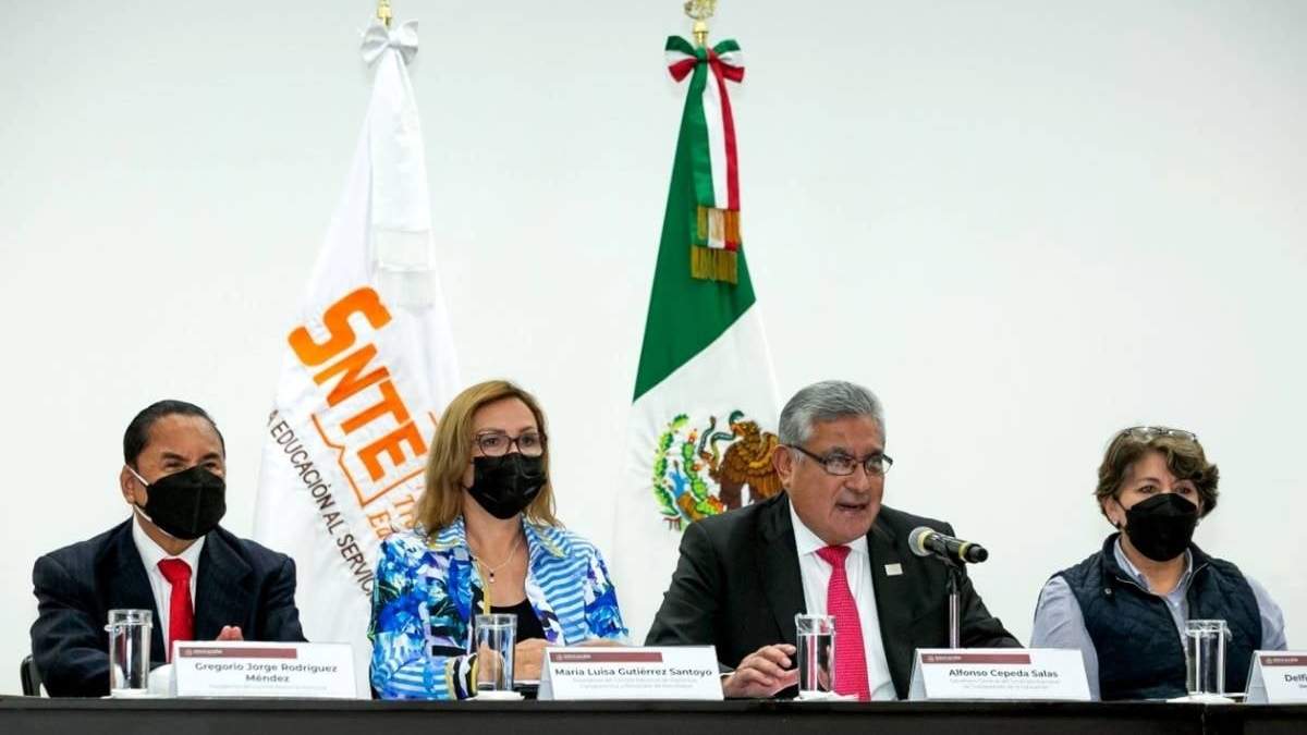 Dirigentes del magisterio y la titular de la SEP