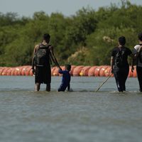 Gobernador de Texas insta a AMLO a "asegurar la frontera" si le preocupan las vidas humanas