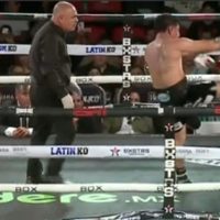 Se le va a las patadas al rival: "Tashiro" Fierro pierde el control y es descalificado (video)
