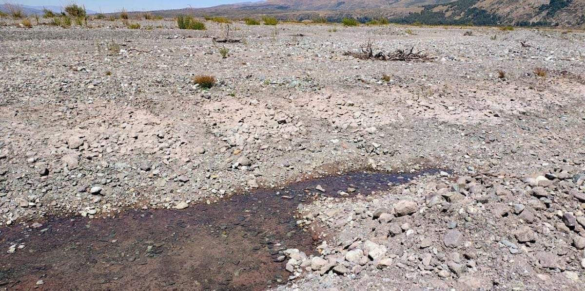El desvío del cauce del arroyo Pincheira fue denunciado por un Guardaparques. Fuente (Facebook)