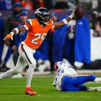Los Broncos vencen 33-30 a los Bills y avanzan al juego por el título de la AFC