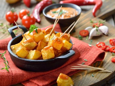 Papas super crocantes con salsa de queso: la receta simple, riquísima y rápida