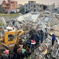 Ataques israelíes en toda Gaza golpean casas y matan al menos a 85 palestinos, según médicos