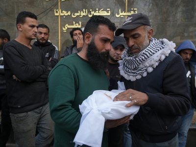 Israel ataca Gaza y mata a 19, en su mayoría mujeres y niños, tras decir que Hamás violó la tregua