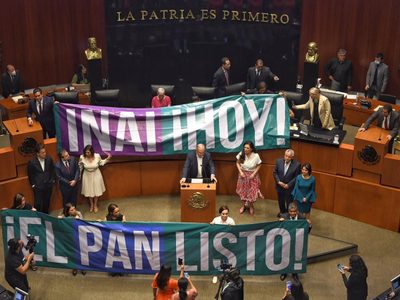 PAN toma la tribuna del Senado para exigir nombramientos en INAI; se suspende la sesión (Video)