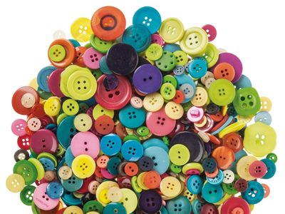 Si tenés botones viejos o rotos, no los tires: creá estos lindos aros para vender en tu próximo emprendimiento