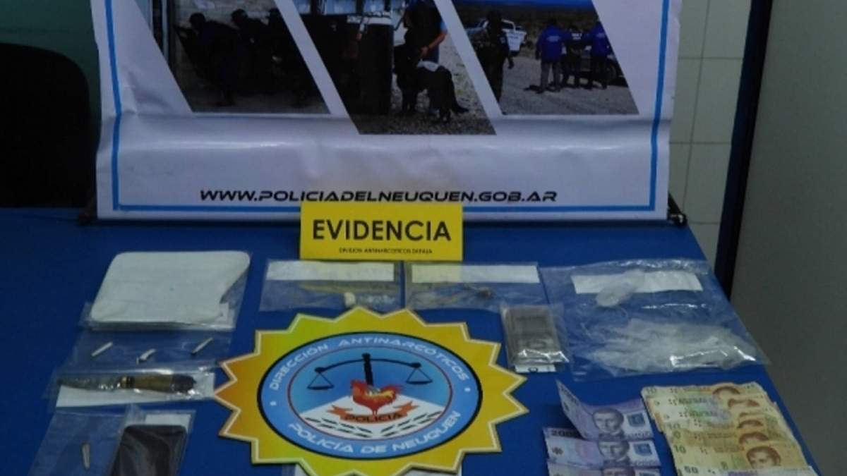 Además de dinero nacional y extranjero, se secuestraron varios elementos en el allanamiento. Fuente: (Twitter).