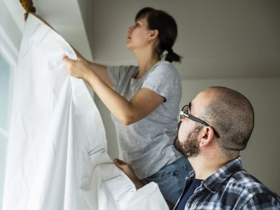 El truco sencillo y económico de las lavanderías para limpiar tus cortinas en solo 4 pasos