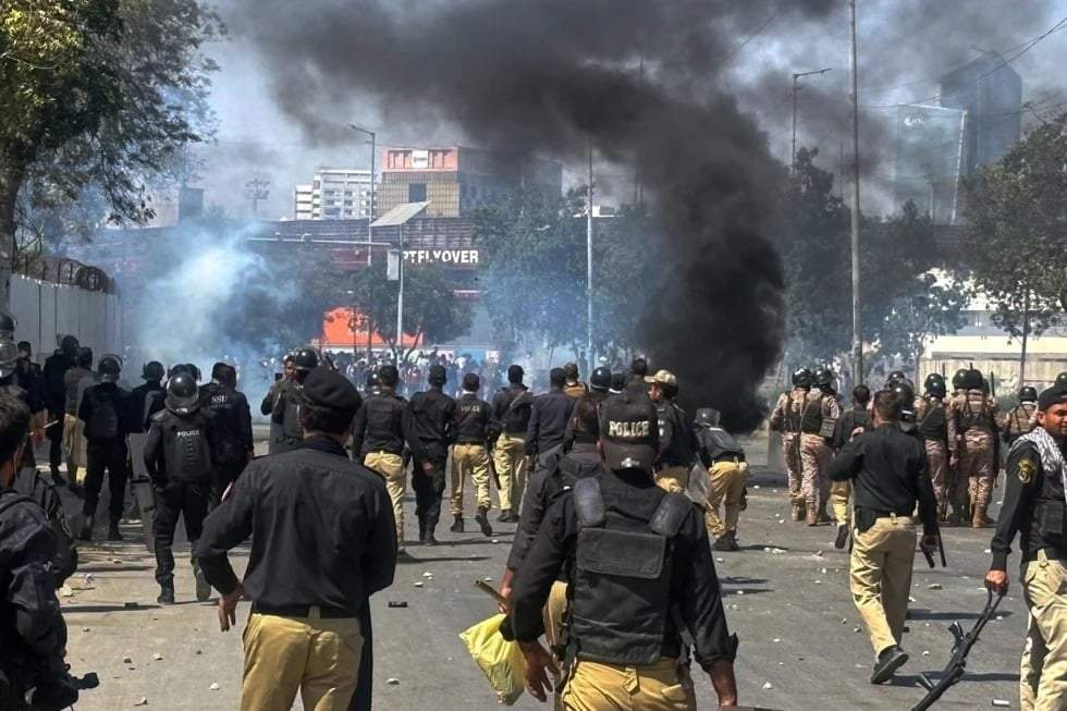 Manifestantes intentan asaltar consulado de EU en Pakistán; hay al menos 22 muertos y 120 heridos