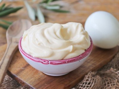 Mayonesa casera con huevos duros y limón: una delicia para tus tostados y baja en calorías