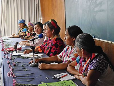 Embate oficial contra las parteras