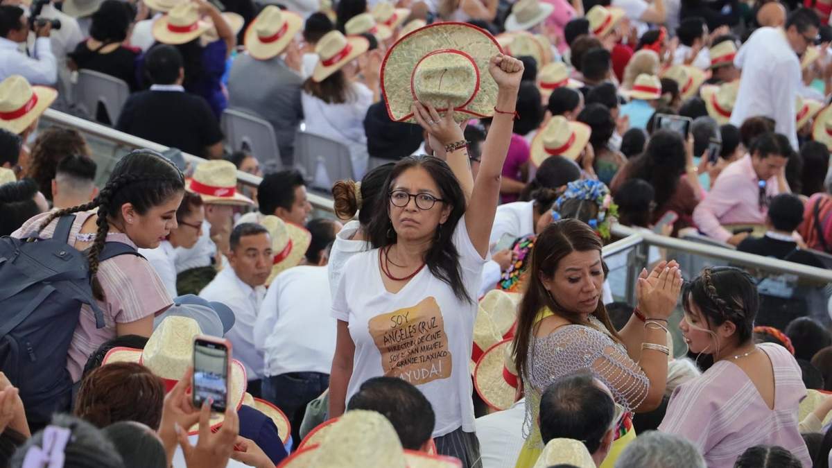 La cineasta y actriz Ángeles Cruz Murillio protestó al inicio de la Guelaguetza
