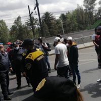 Clausuran balneario en Iztapalapa; pobladores cierran avenida para exigir su reapertura