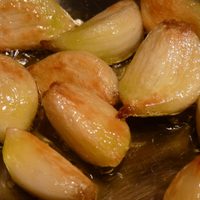 Ajos confitados: una receta fácil y versátil que vas a querer tener siempre en tu heladera