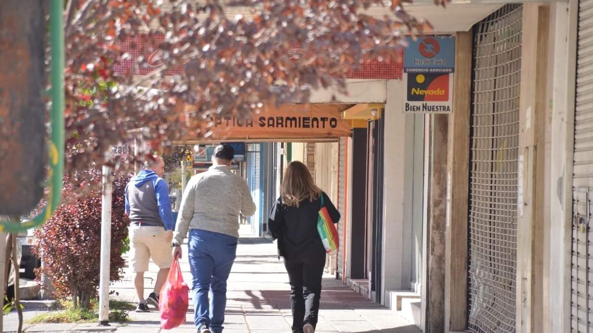 El lunes vuelven a la actividad comercios de la ciudad de General Roca. Fuente: (Twitter)