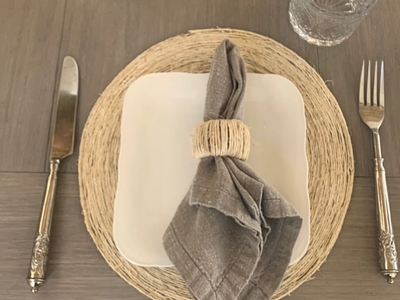 Con una tablita de madera podés hacer este servilletero estilo campo para lucir tus comidas en familia