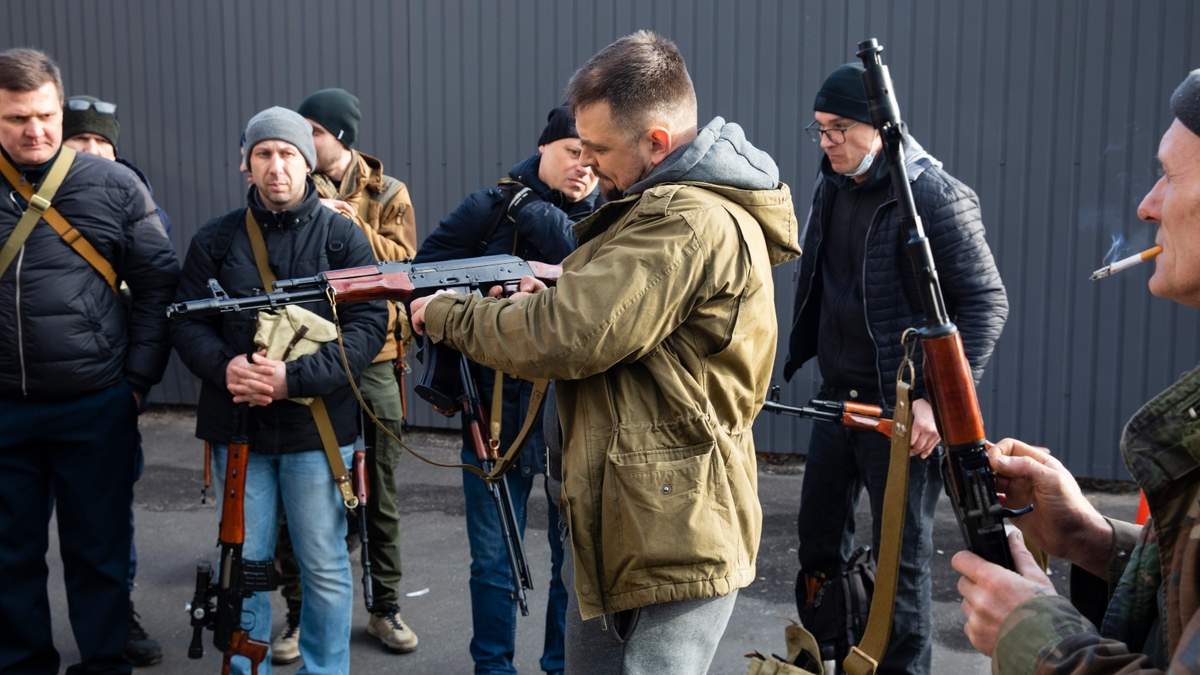 Habitantes de Kiev prueban las armas repartidas por el Ministerio del Interior