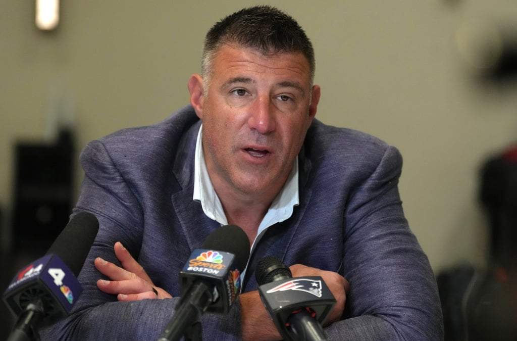 El entrenador de los Patriots de Nueva Inglaterra Mike Vrabel habla con los reporteros durante la reunión anual de la NFL el martes 31 de marzo del 2026